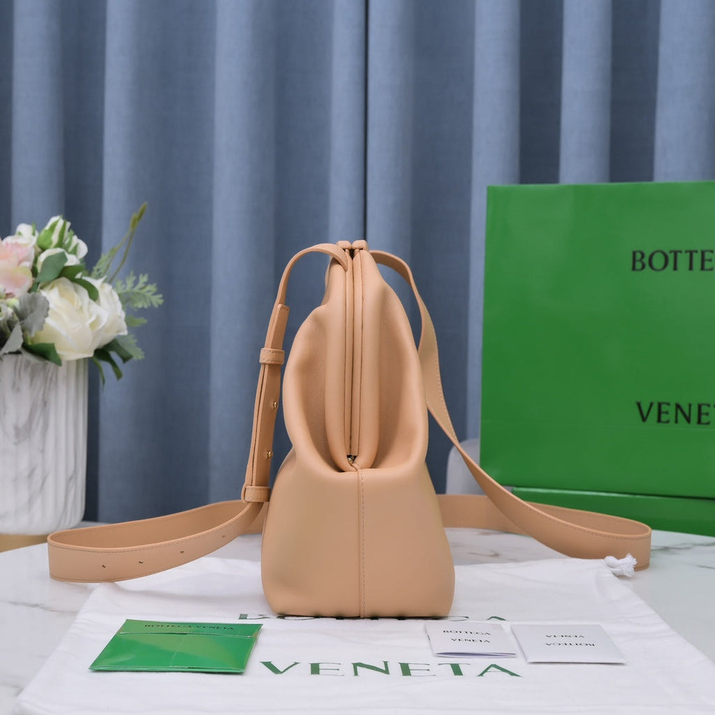 Bottega Veneta Point Medium Bag