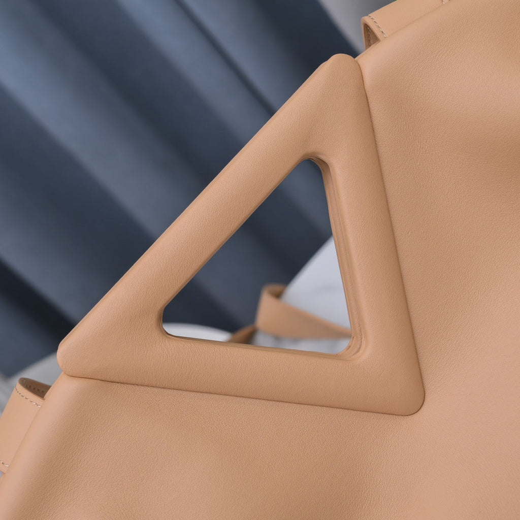 Bottega Veneta Point Medium Bag