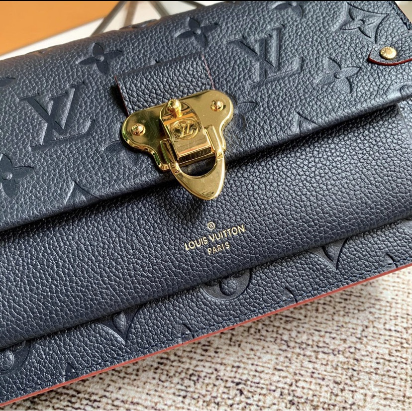 Woman LV crossbody/handbag