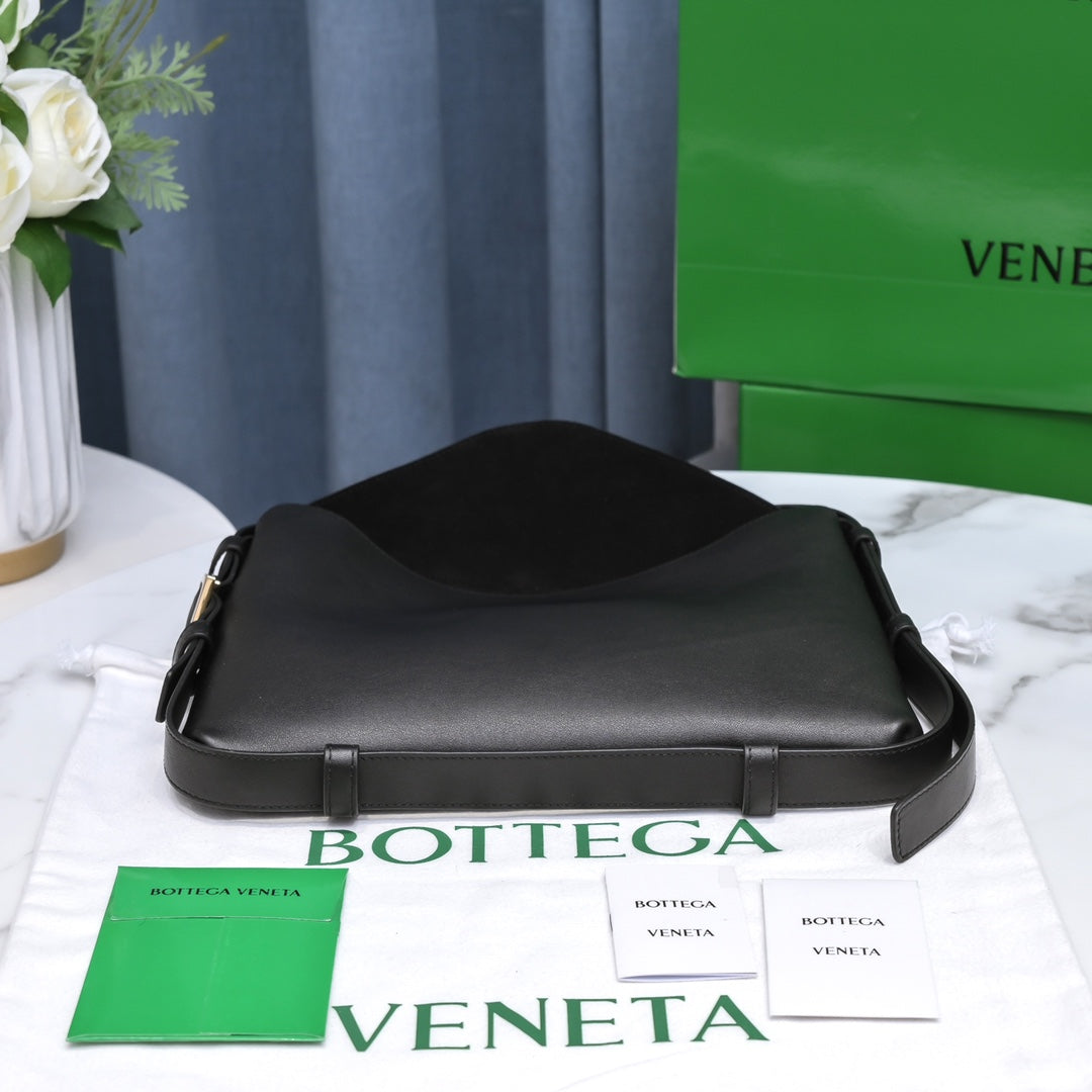 Bottega Veneta Cradle Medium Bag