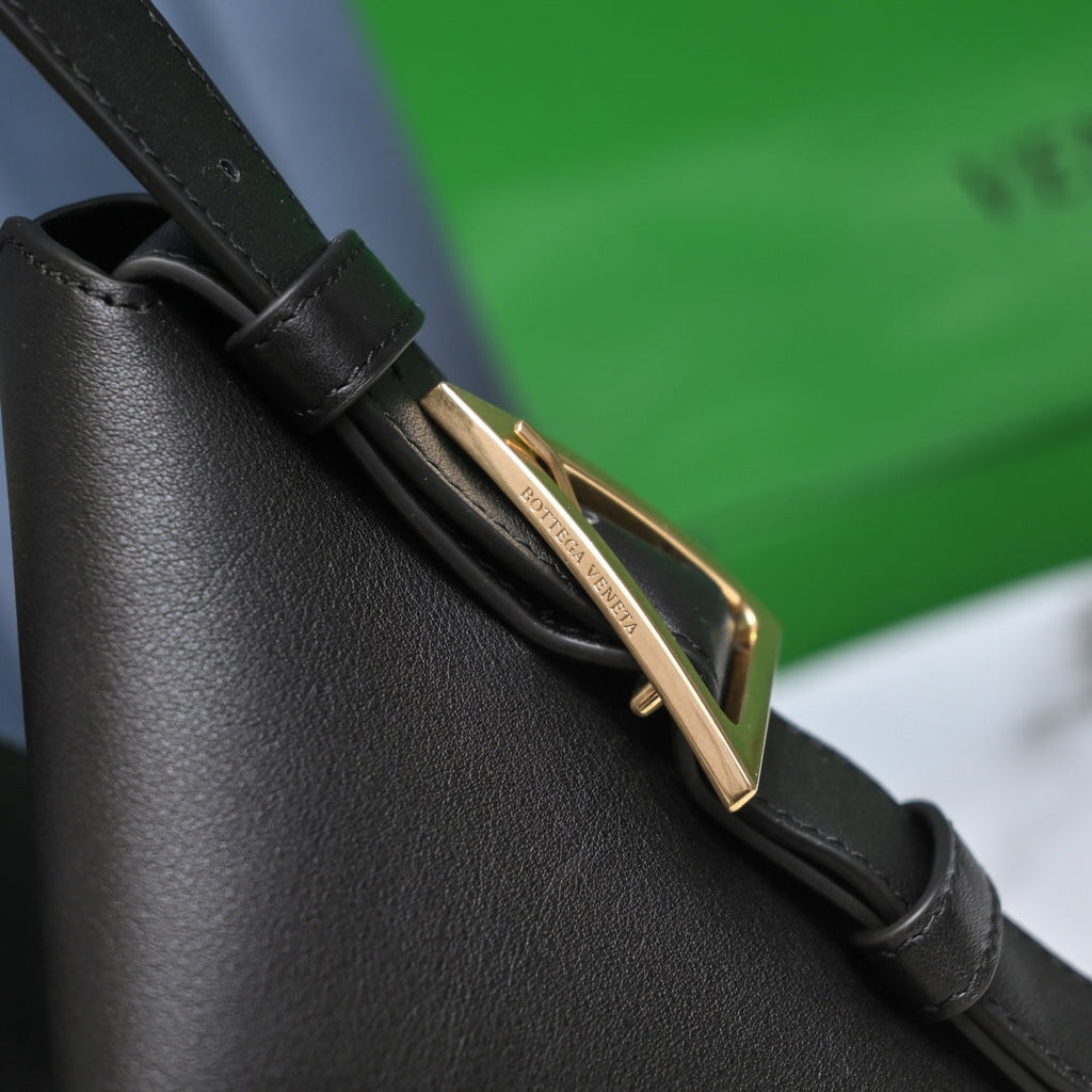 Bottega Veneta Cradle Medium Bag
