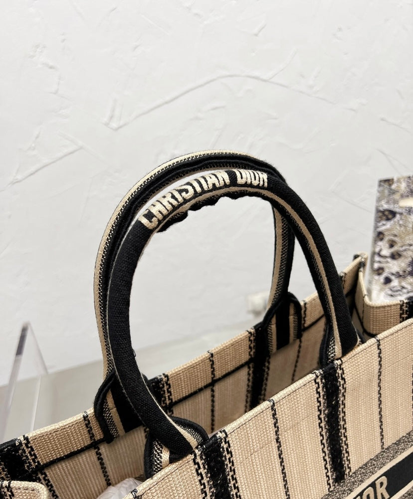 Woman Dior handbag