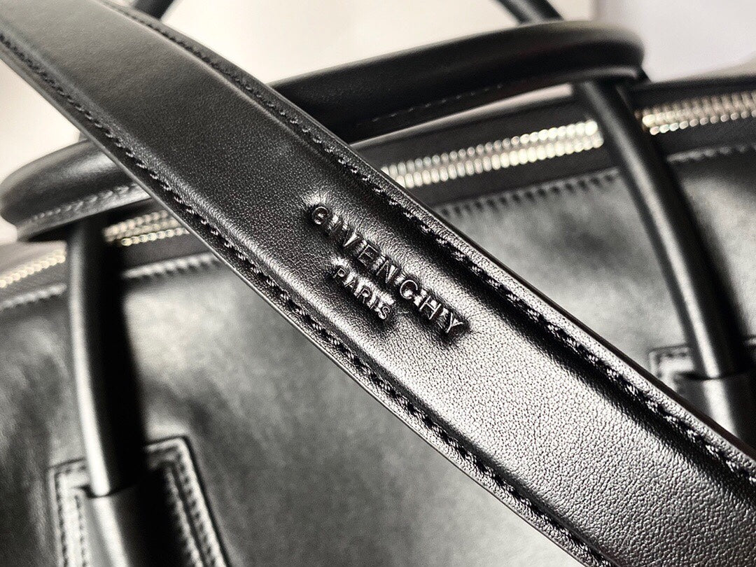 Givenchy Medium Antigona Soft Bag In Smooth Leather