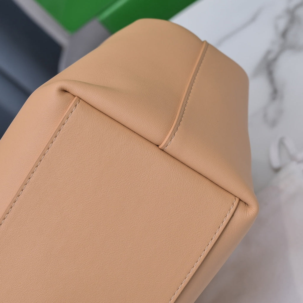 Bottega Veneta Point Medium Bag