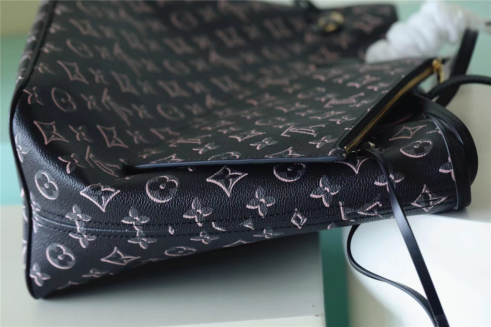 Louis Vuitton Neverfull MM Tote Bag
