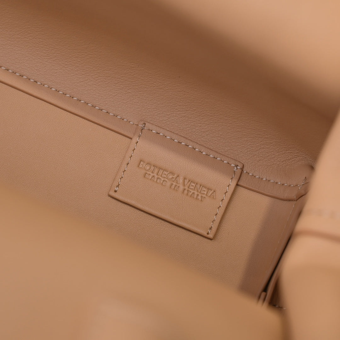 Bottega Veneta Point Medium Bag