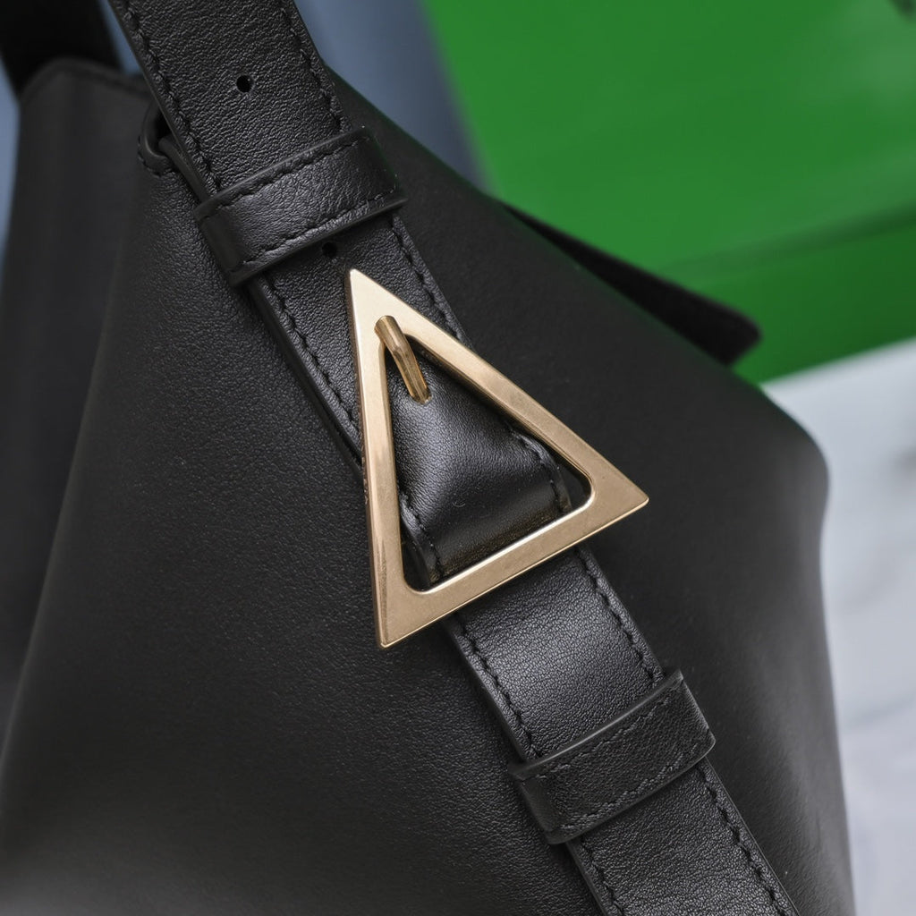 Bottega Veneta Cradle Medium Bag