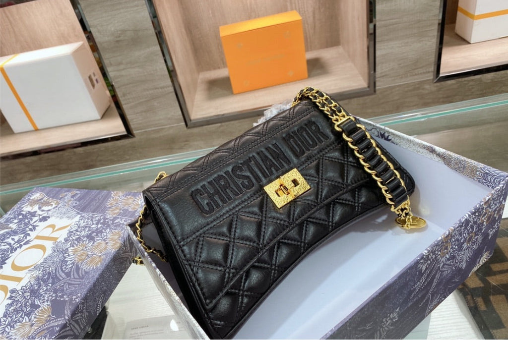 Woman Dior black shoulder handbag